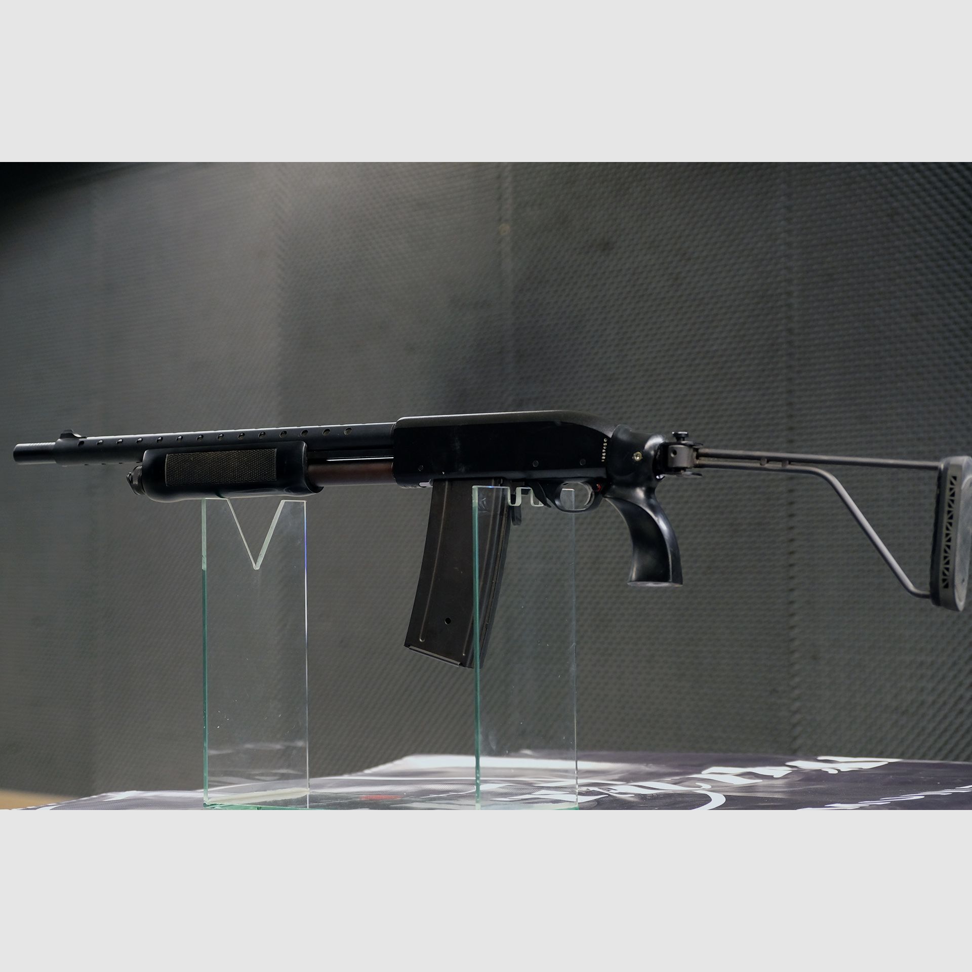 Mossberg 500 z magazynkiem pudełkowym, zdjęcie 4 z 5