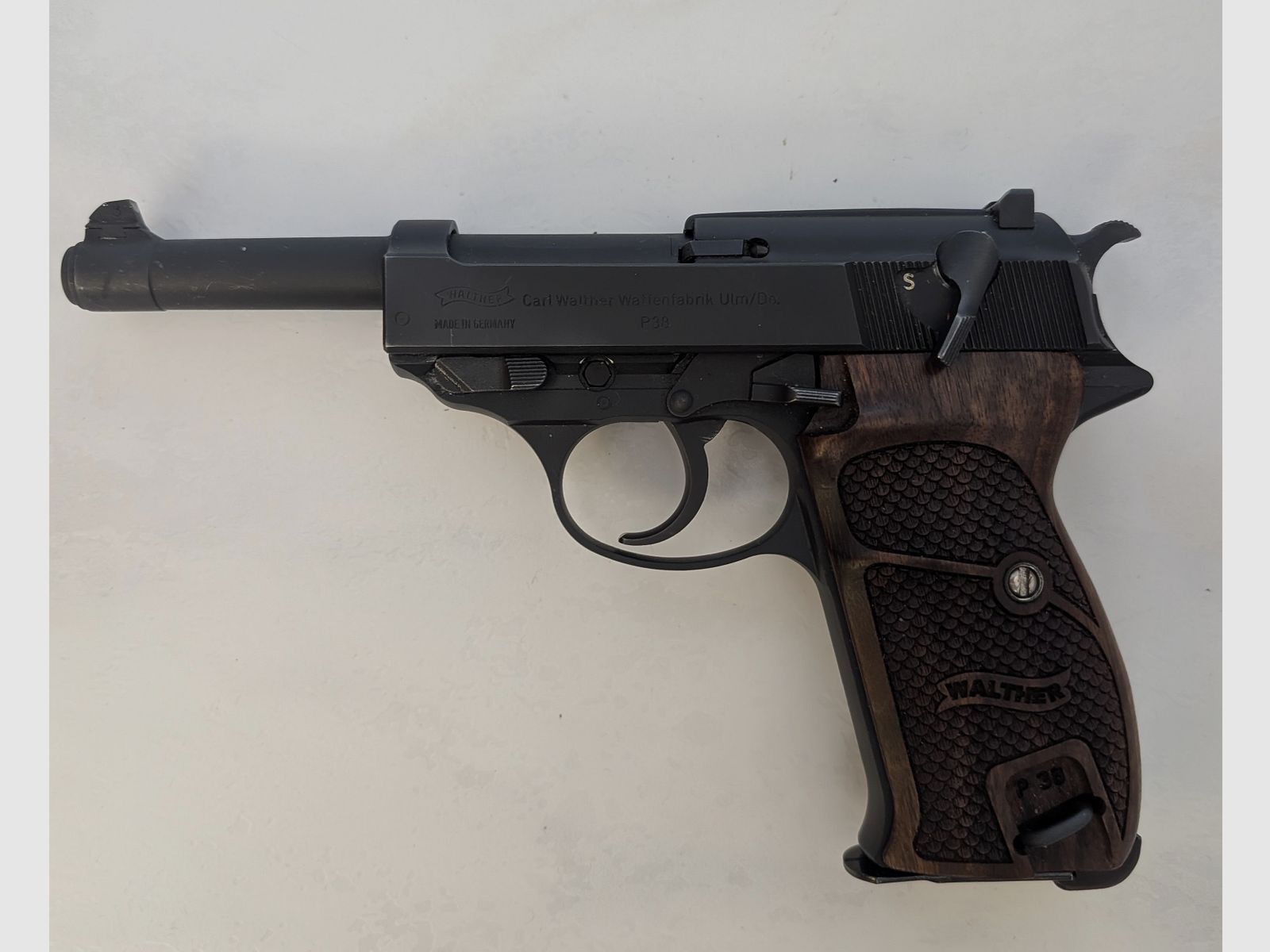 Walther P38 (Carl Walther Waffenfabrik Ulm/Do.), kal. 9 mm Luger – kat. B – 3 magazynki, 2 pary chwytów