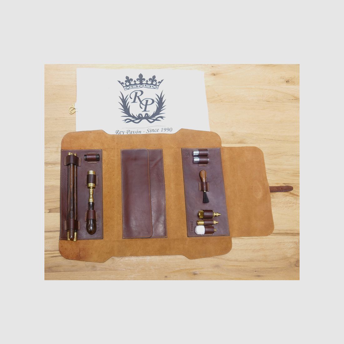 Rey Pavón shotgun cleaning set cal. 12 in leather case.