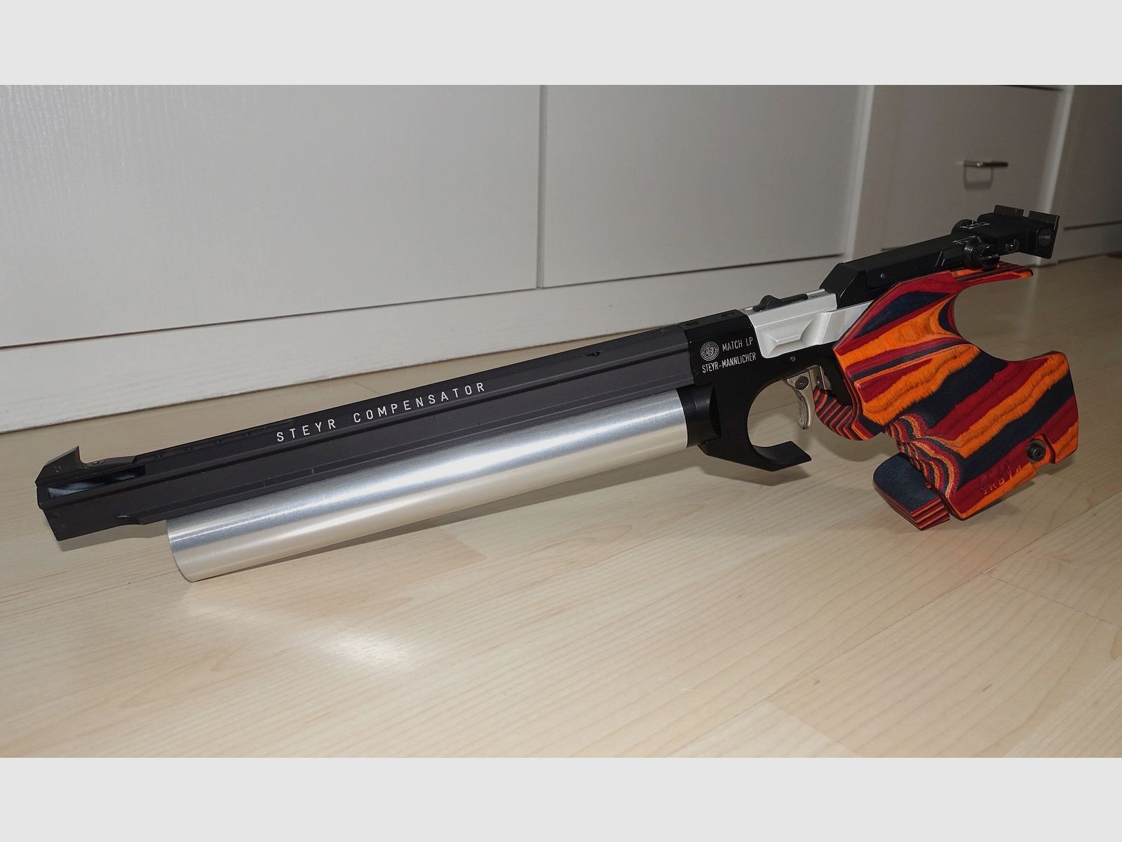 TOP Steyr LP pistola da match ad aria compressa con nuova impugnatura + nuova cartuccia + accessori