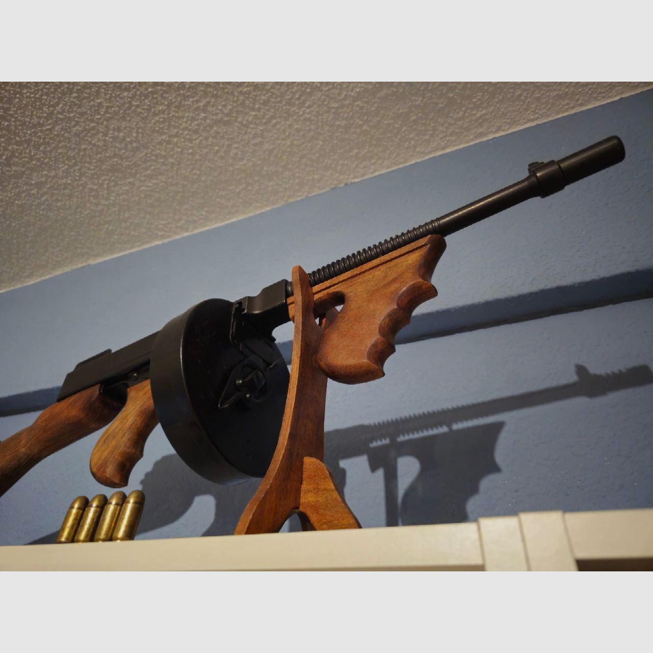 Dekowaffe Thompson M1928 "Chicago Typewriter" Replik von Denix inkl. Zubehör – Nicht schussfähig!