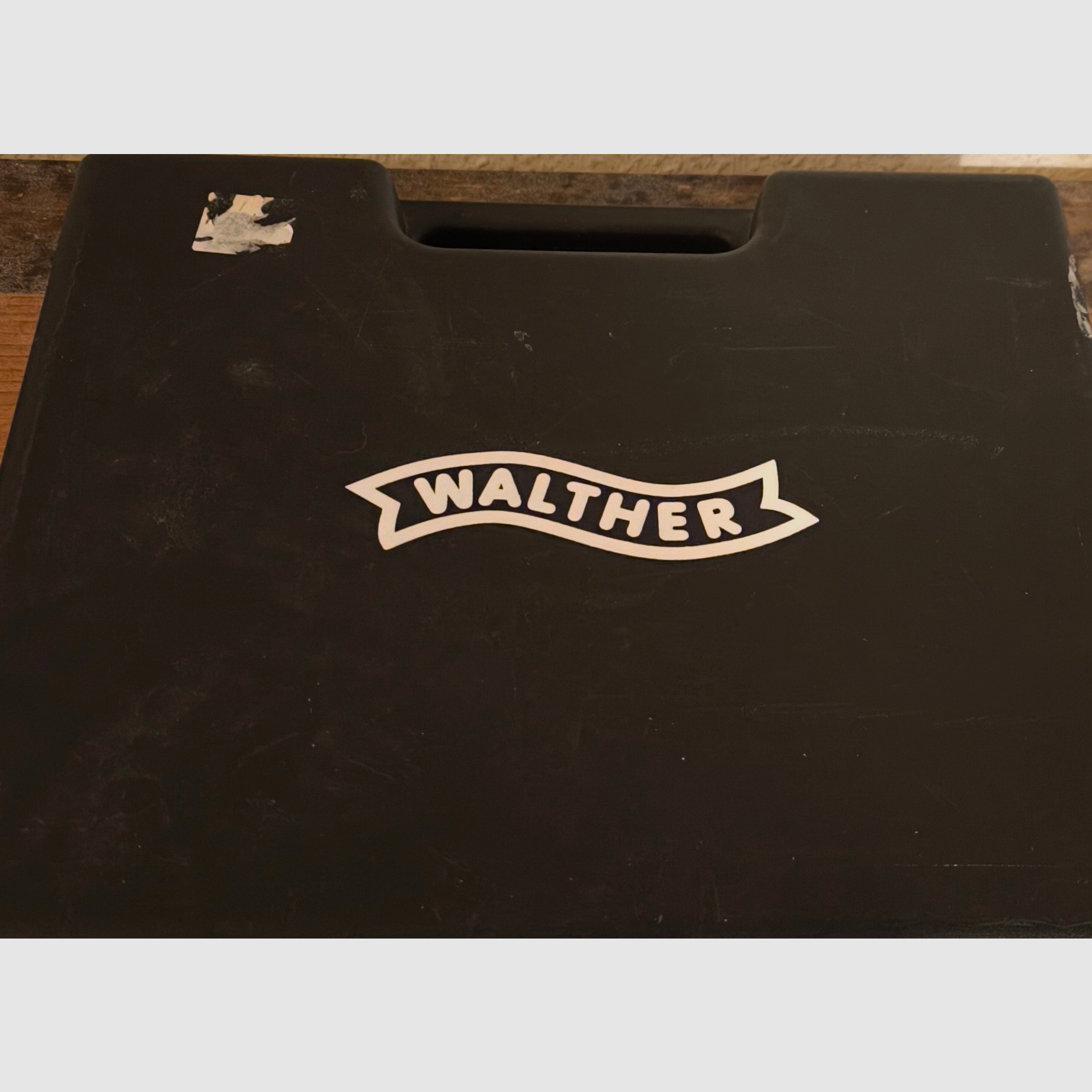 Attention collectors & James Bond fans, rarity - display piece - limited special edition & new for decades, as well as no longer available on countless pages and platforms, Walter PP with white grip scales & VHS, top condition!!! Like new.