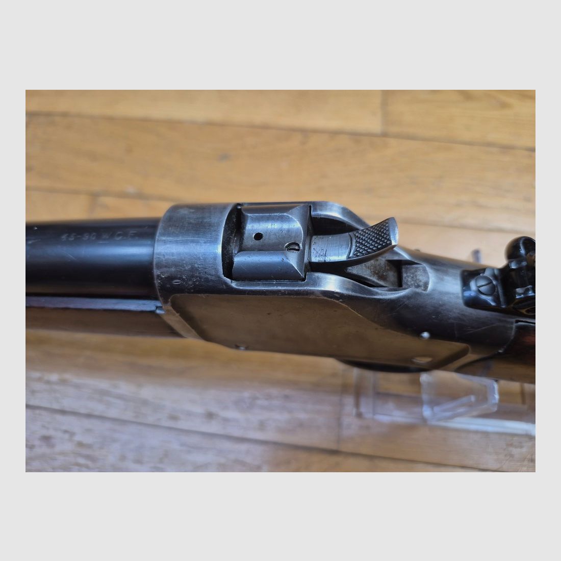 Exceptionnelle carabine Winchester modèle 1885 – Cal. 45-90 – 1er brevet de Browning ! – Spéciale bisons et TLD ! – Arme de 1899 – Très rare modèle High Wall Rond Receiver – Très beaux bois noyer américain – Boîtier bronzé d&rsquo;origine TBE – Mécanique parfaite – Canon lourd Miroir – Bons marquages – Hausse Buck Horn forgée et dioptre Marble – TBE+, image 24 sur 41