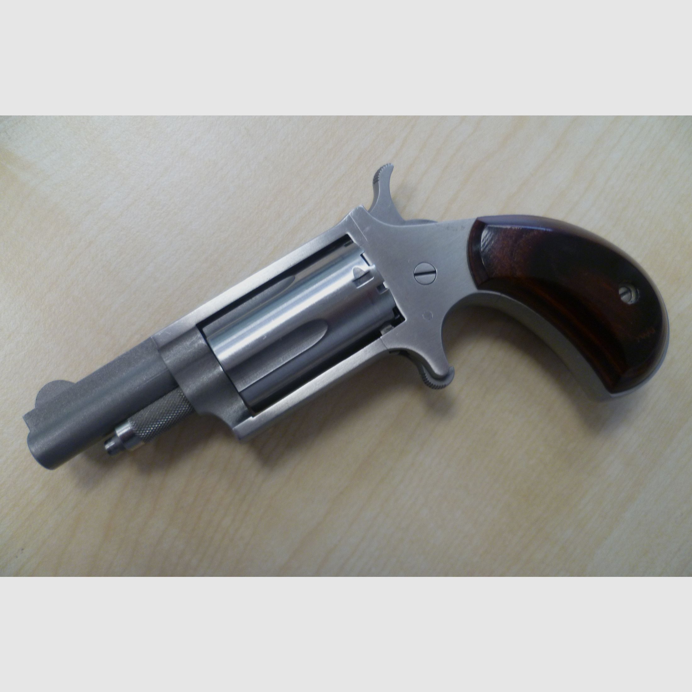 Mini-Revolver NAA North American Arms "Black Widow" .22 Magnum