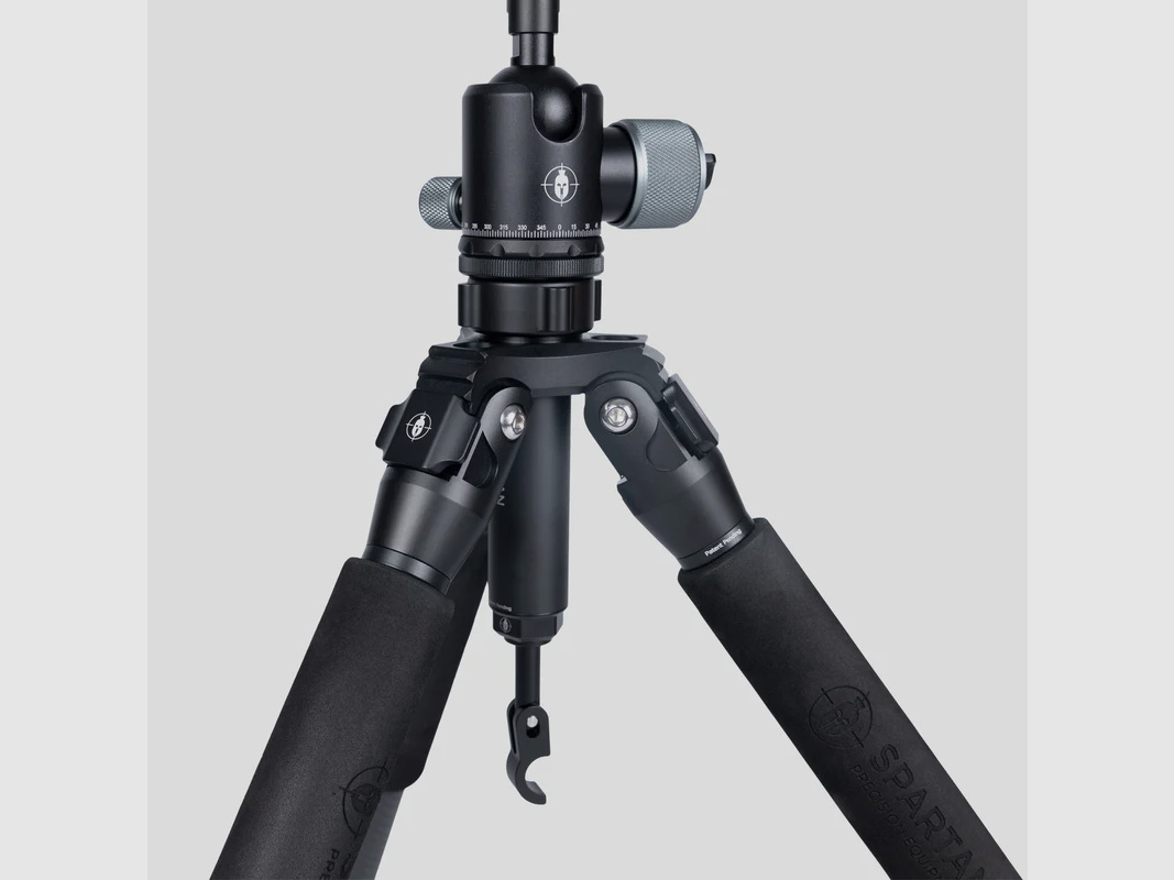 Spartan Precision Equipment Ascent Tripod™ Gen 2 Woodland mit Davros Pro Head™ und Trekkingstockgriffen