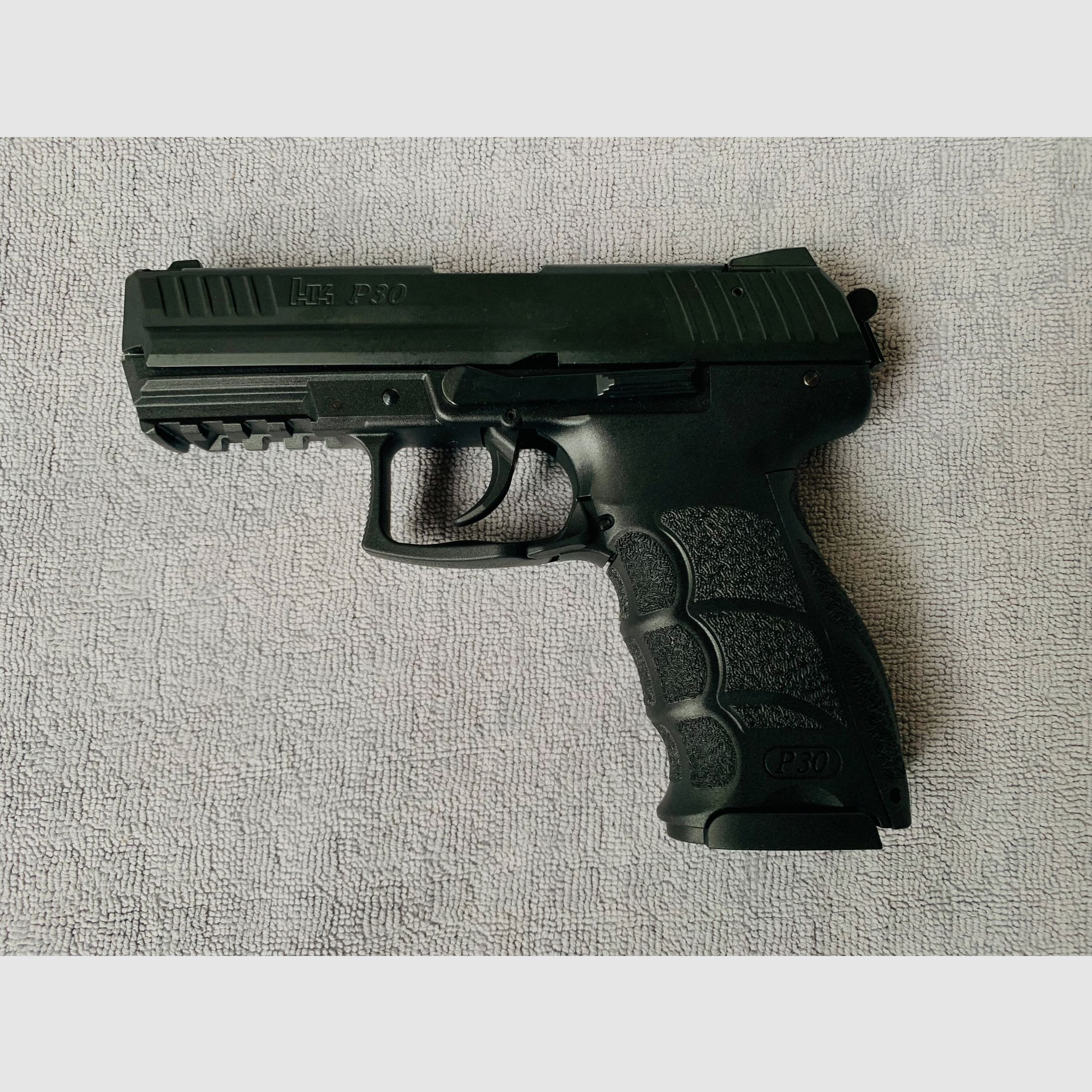 Heckler & Koch P30 Cal. 9mm P.A.K., Bild 2 von 3