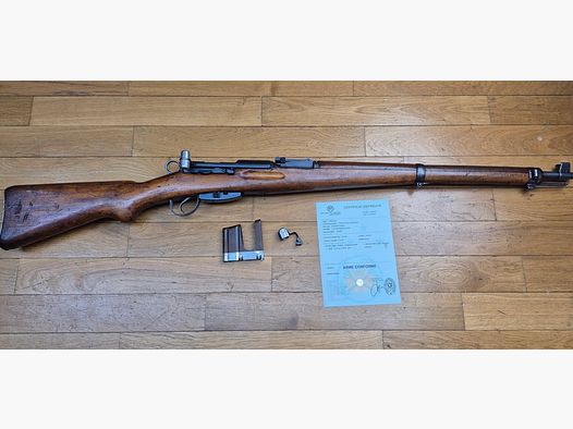 Beau mousqueton suisse K31- Cal. d&rsquo;origine 7.5×55 – Crosse en très beau hêtre – Mécanique ultra souple et nette – Excellente détente -Très beau canon – 100% mono matricule – Certificat d’Épreuves fourni – Bretelle + protège canon + 1 clips en prime ! – Die Schweizer Qualität – TBE+