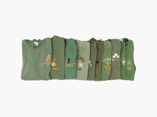 T-shirt brit., olive, avec broderie sur la poitrine, usagé.