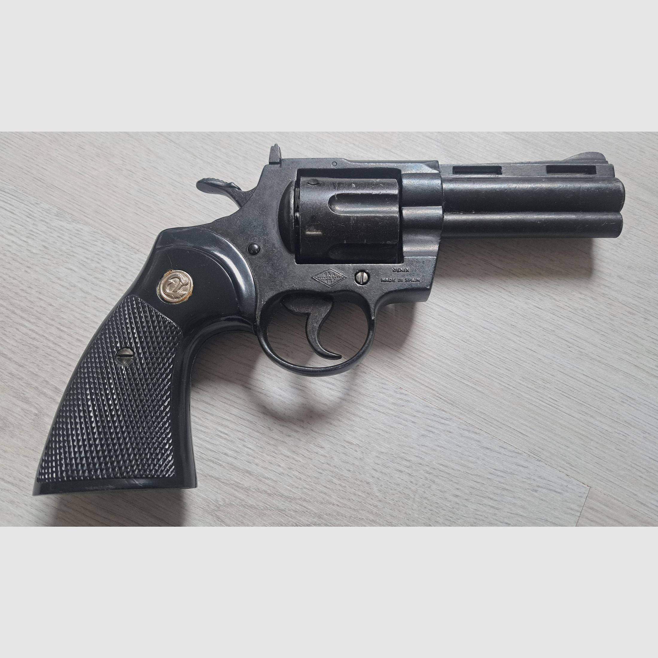 Deko Revolver Colt Python 4 .357 Magnum (Defekte Trommelhalterung)