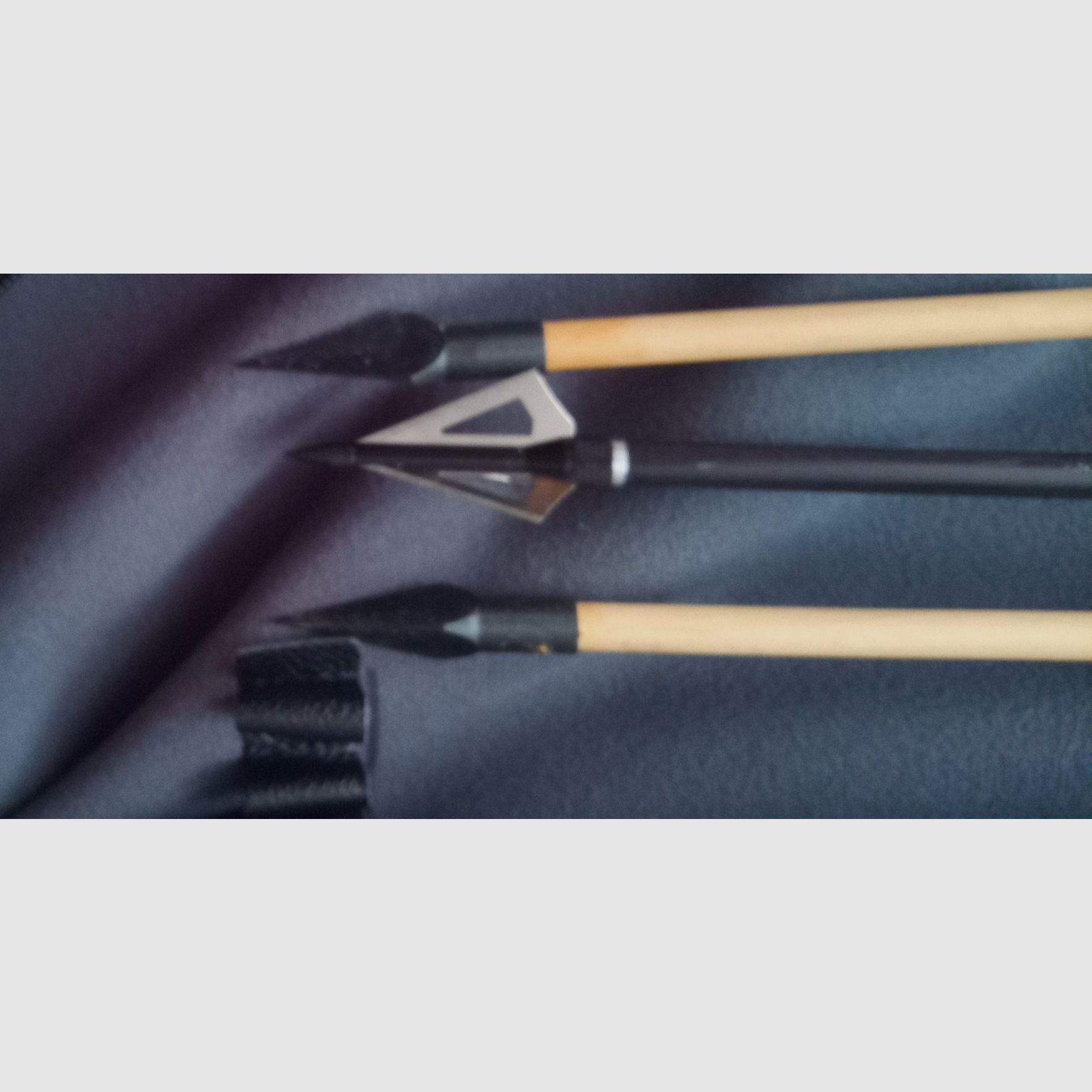 Langbogen mit Jagdpfeilen