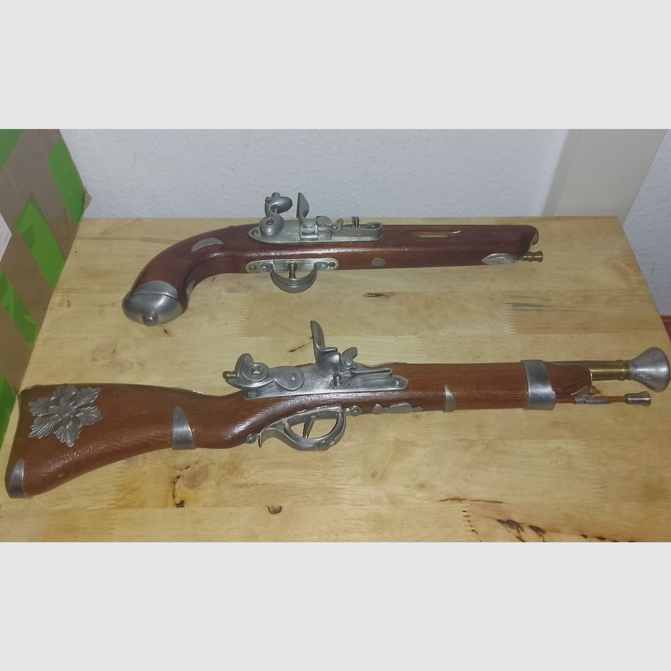 Rareza de pistolas de decoración, hecho a mano de latón, estaño y madera 58cm y 45cm