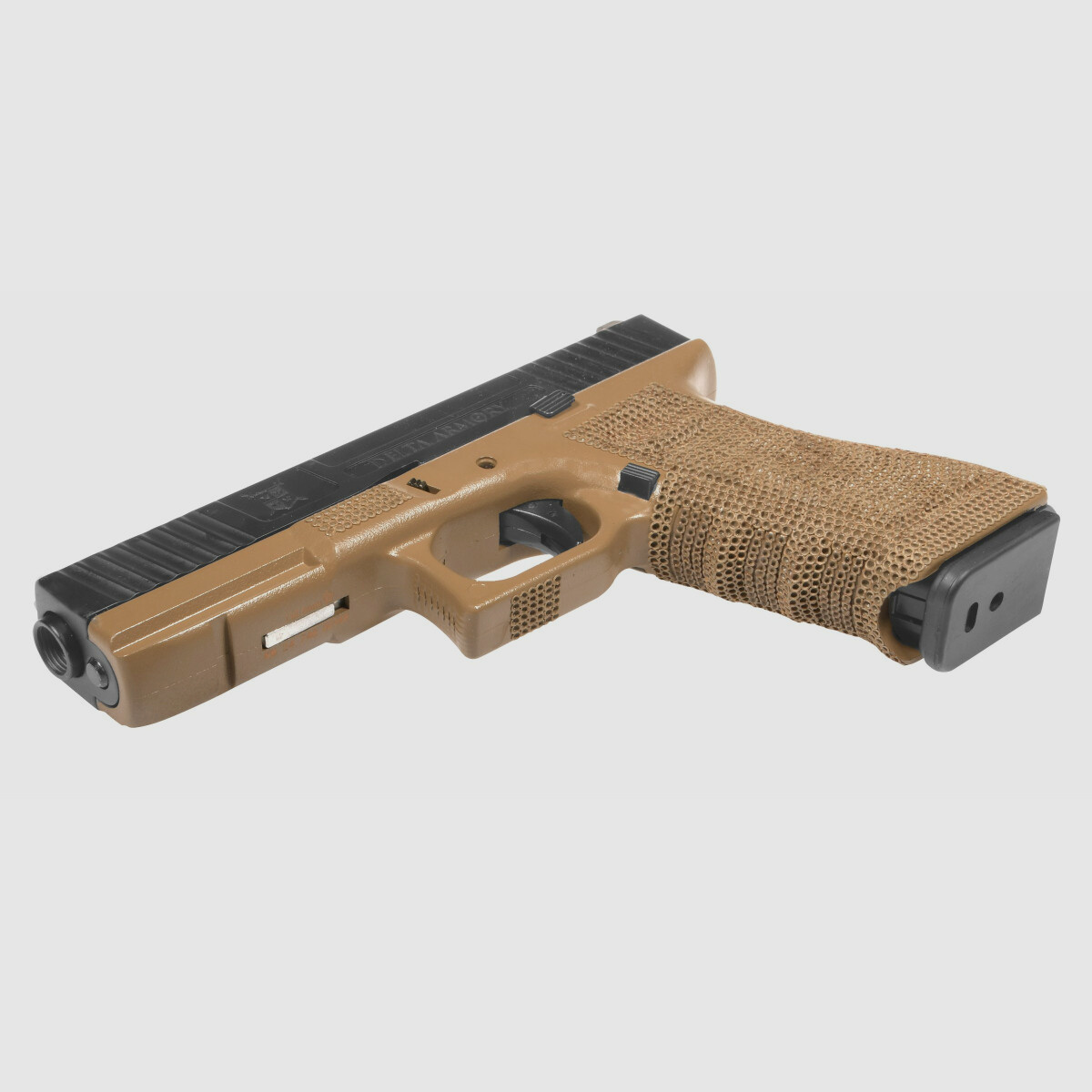 P04 GBB Airsoft Pistole in Tan | Delta Armory