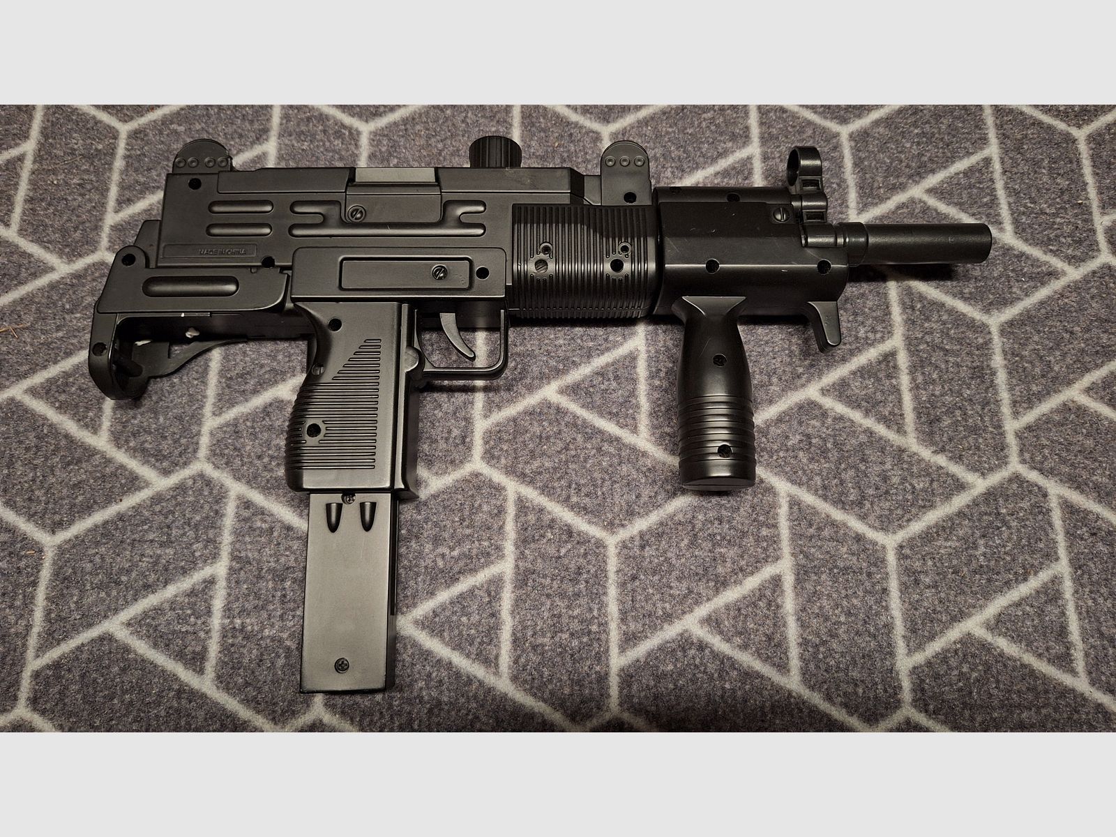 UZI Springer Airsoft 6mm NEU!