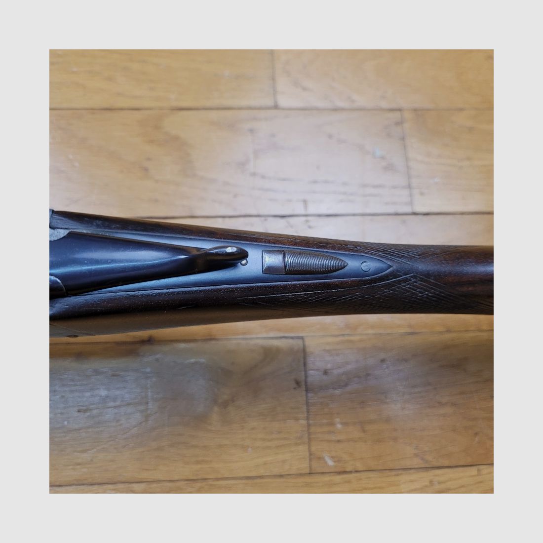 Bellissimo fucile sovrapposto – calibro 16/65 – ottima manifattura artigianale di Saint-Étienne – sopravvissuto alla seconda guerra mondiale – arma elegante in stile inglese – legni e checkering bellissimi – bluing in ottime condizioni – arma leggera eppure in bel acciaio – Bellissimo fucile in TBE+, immagine 18 di 33