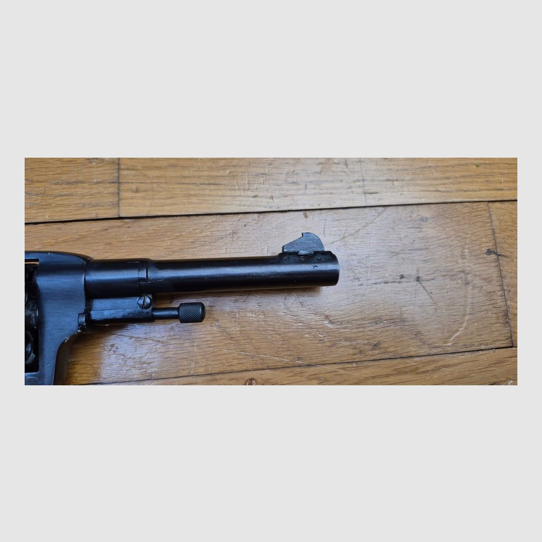 Beau Revolver russe Modèle 1895 dit Nagant – Arsenal de Tula – Arme mono-matricule de 1941 – Calibre 7,62 Nagant – Très belle mécanique – Beau bronzage – Bon canon – Etui soviétique au modèle avec sa baguette de nettoyage – Arme en BE+/TBE, image 23 sur 31