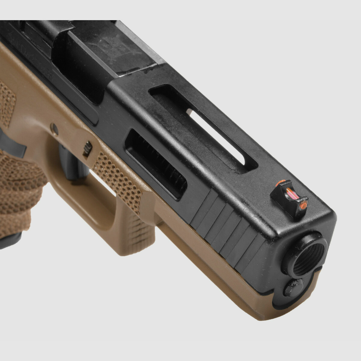P01 GBB Airsoft Pistole in TAN | Delta Armory