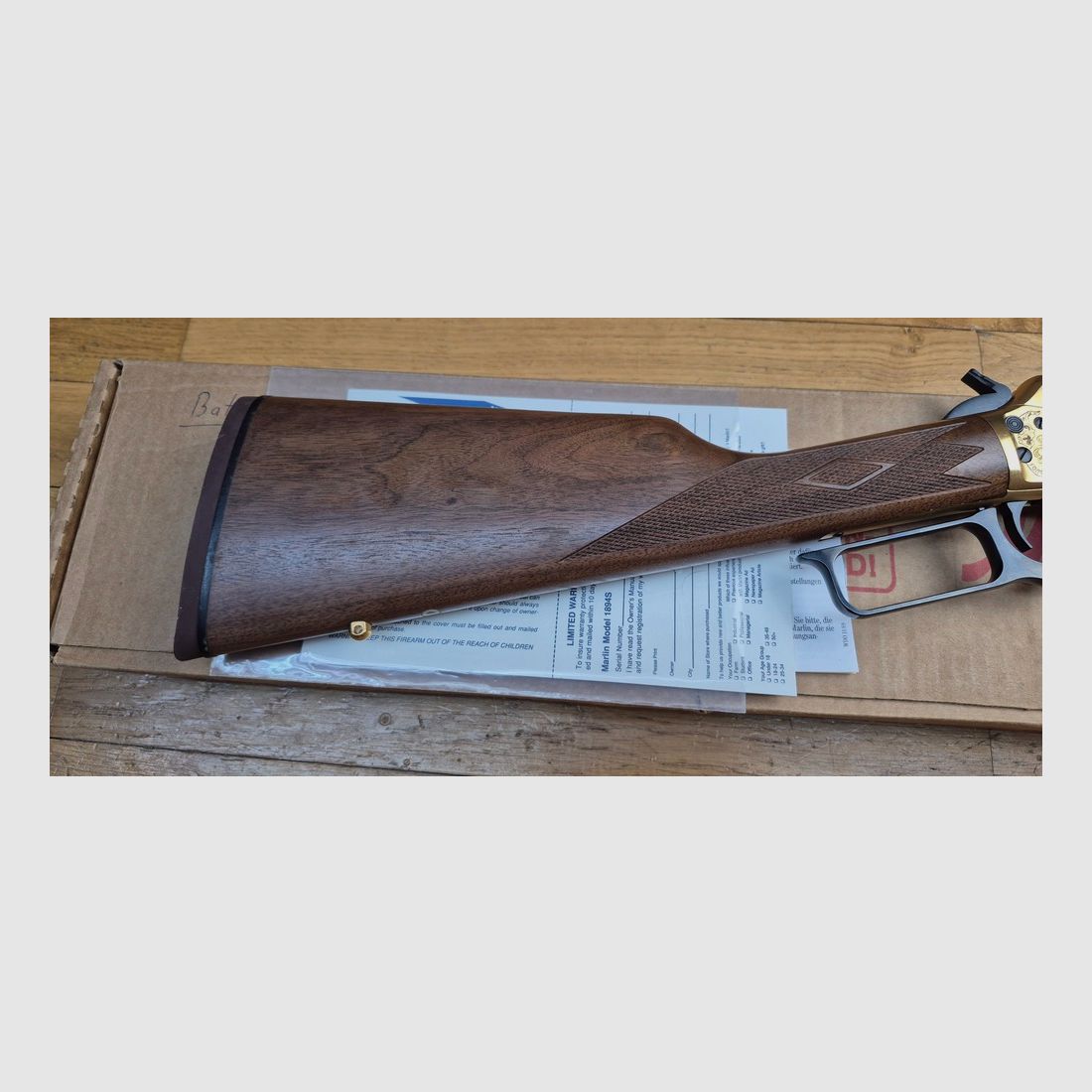Wunderschöne Unterhebelrepetierbüchse Marlin Modell 1894 S – Sehr seltene Gedenkserie „Sheriff Bat Masterson“ – Exemplar 031 von nur 500 produzierten – Waffe von 1994 – Stempel ‚JM‘ für Marlin von Marlin – Kal. .44 mag – 9+1 Schuss – Nussbaumholz von höherer Qualität mit hausgemachter, stoßdämpfender Schulterstütze – Traumhafte Mechanik – Lauf von 51 cm mit Micro-Grooves – Originalbox und Dokumente – Außergewöhnliches Stück in neuwertigem Zustand – TBE+++, Bild 3 von 37