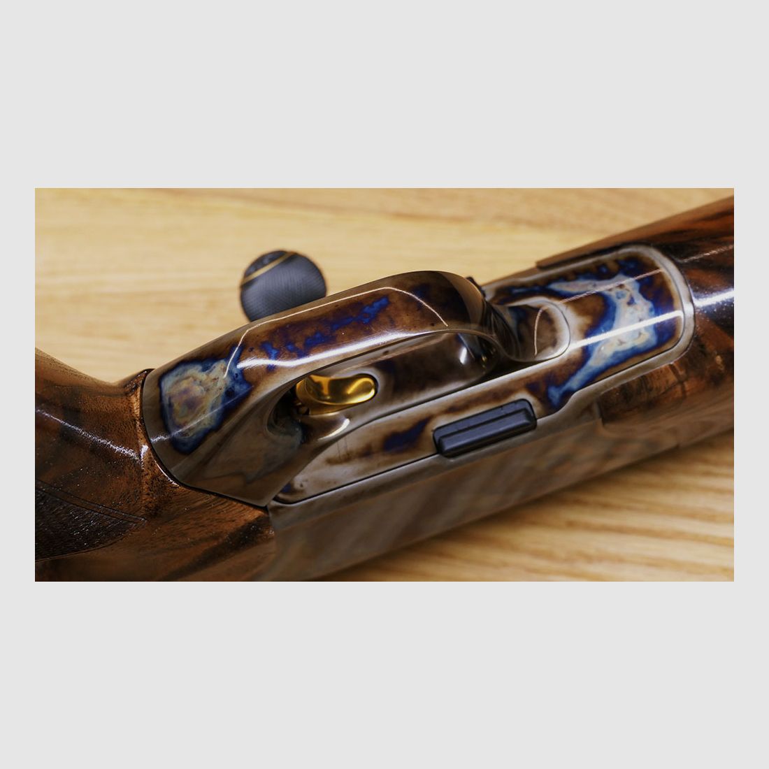 Blaser R8 mit Bunthärtung / Stahlsystem / kannelierter Lauf .308 / Stahlkugel gerändelt mit Blume und Goldlinie / goldener Verschlusskopf /  TRAUM AUS HOLZ & STAHL