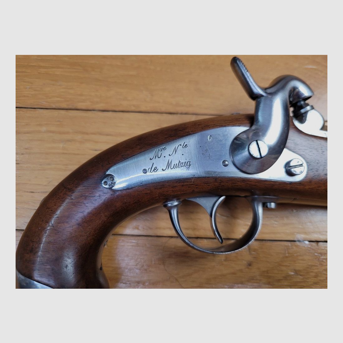 Eccellente esemplare di pistola di Gendarmeria 1842 – Fabbrica Nazionale di Mutzig – Arma di agosto 1850 – Punteggi ben leggibili e tutti omogenei – Targa in legno leggibile – Pezzo molto bello in uno stato di conservazione raro. – TTBE+, immagine 4 di 22