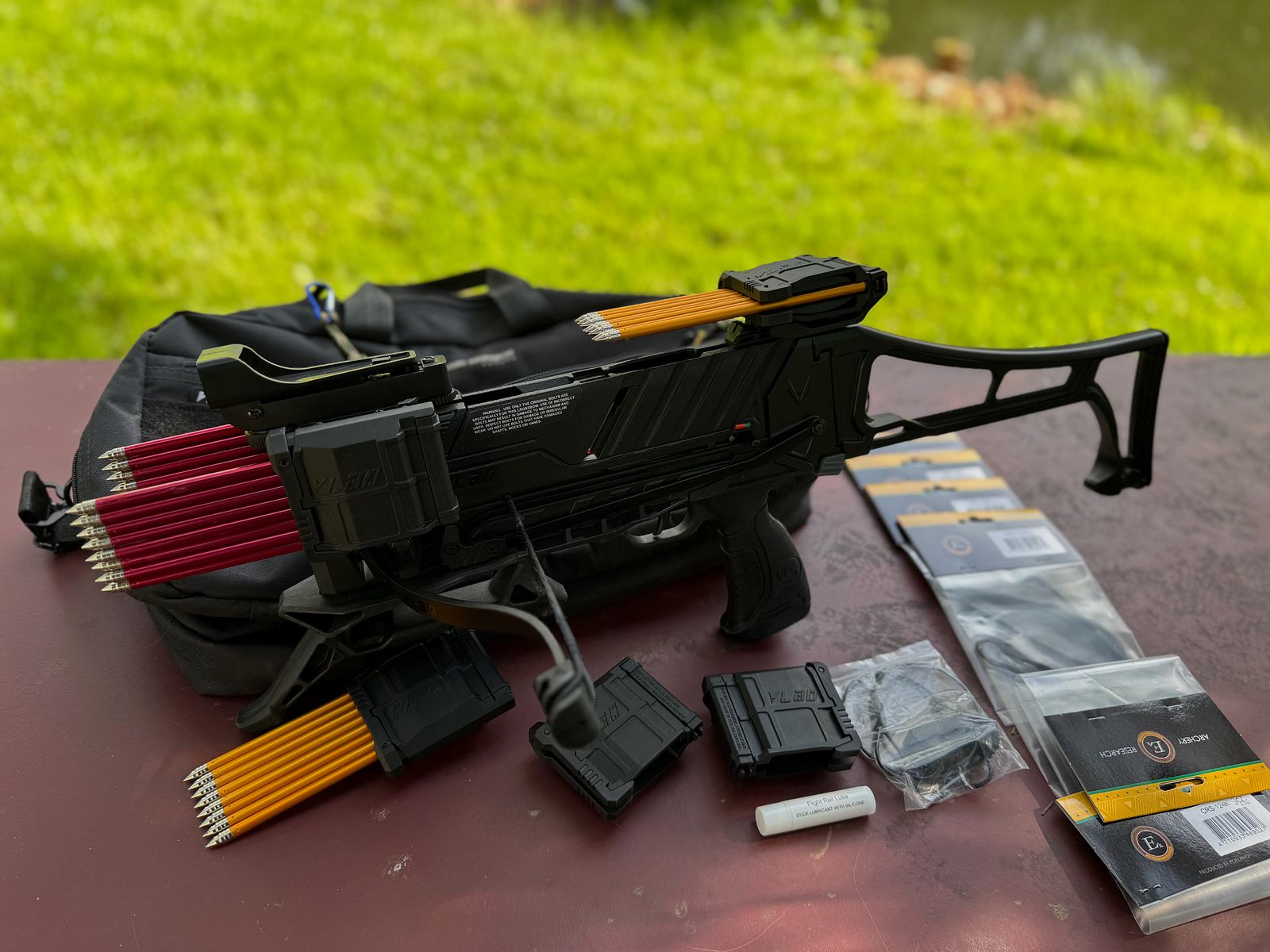 Ultrakomplettpaket EK Archery Vlad Repetierarmbrust mit 8 Schuß Magazin, Tasche, 30, 60 und 90 lbs Bogen, 6 Speadloader, Reddot, Ersatzsehenen, Pfeile usw.