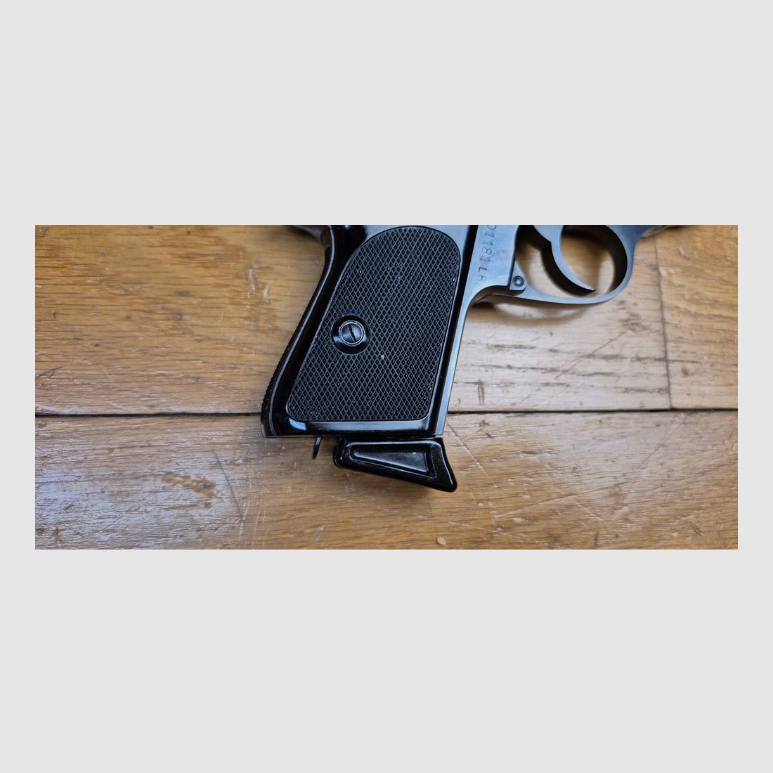Sehr schöne und seltene Walther PPK von Manurhin unter exklusiver Lizenz von Walther – Kaliber 22LR (sehr selten) – Wunderschöne Brünierung – Wahrscheinlich Polizeitrainingswaffe – 2 Magazine mit 10 Schuss, davon eines mit Fingerverlängerung – Entspannungs-Sicherung – Spiegel-Lauf – Etui mit Aufdruck der bayerischen Polizei – Riemenring – Zustand nahezu neu! TBE+++, Bild 5 von 30
