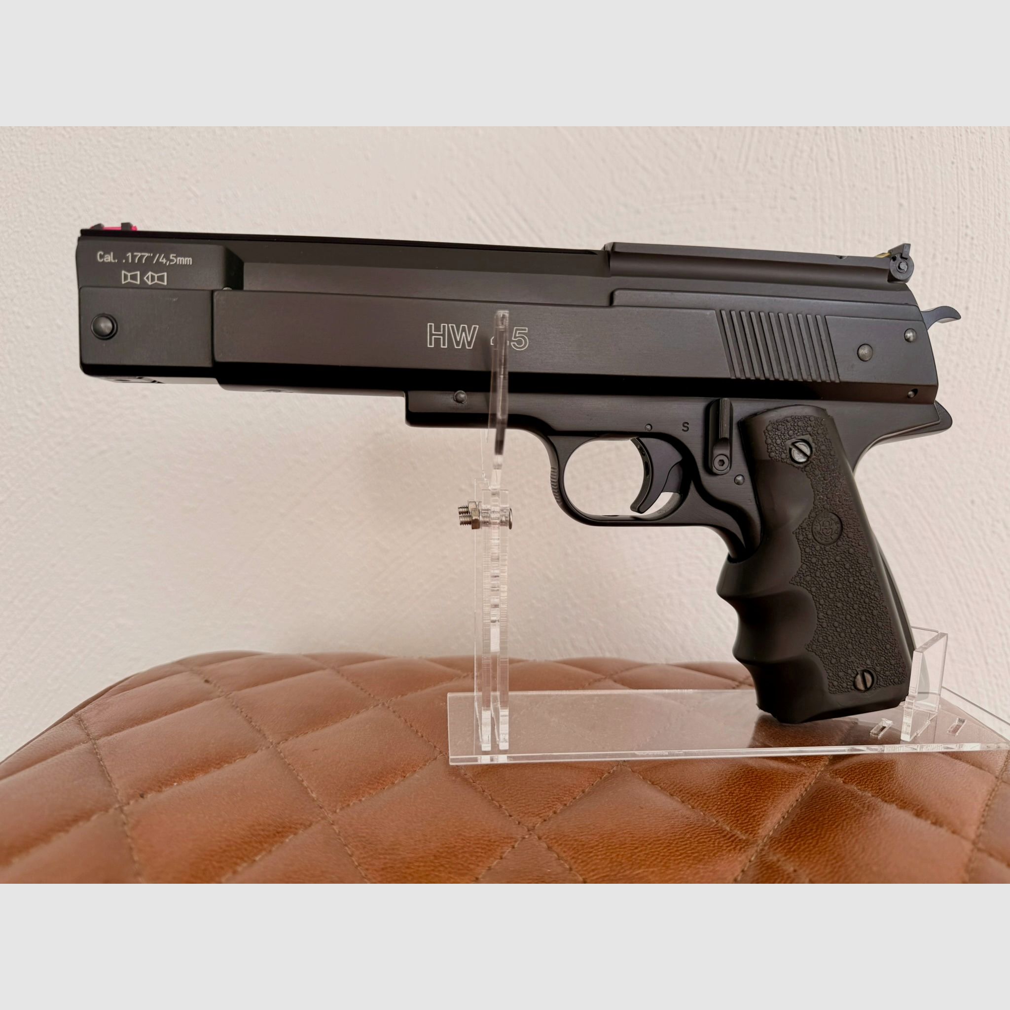Luftpistole Weihrauch HW45 brüniert 4,5 mm Fiberoptik.