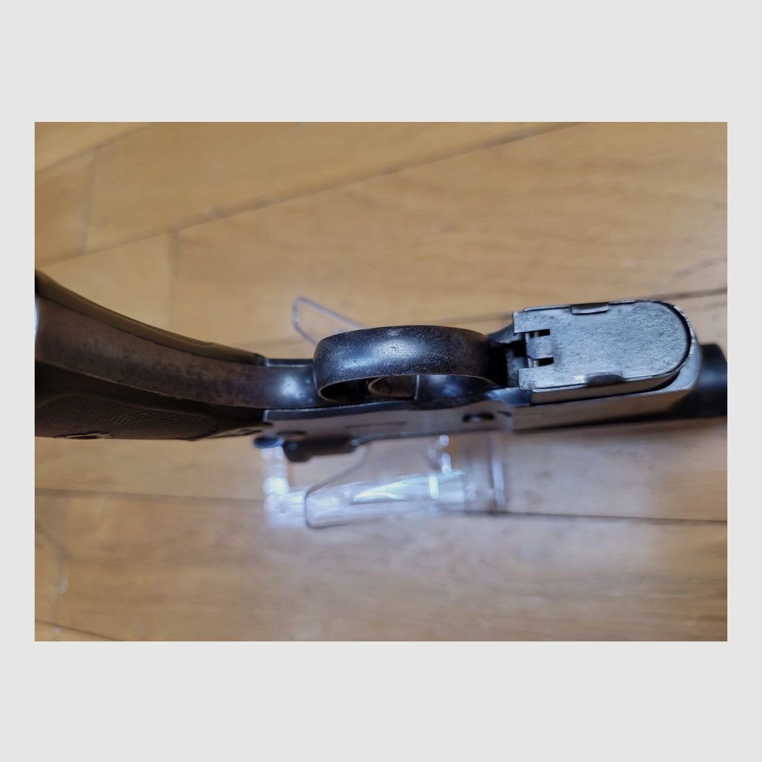Rarissime pistolet Charola modèle 1897 – Arme semi-automatique en calibre 7mm Clément dit Teuf Teuf – La plus rare des variantes du Charola y Anuita – Moins de 700 exemplaires – Chargeur détachable et plaquettes bakélite d&rsquo;origine – Premier pistolet automatique espagnol – Réduction picaresque du légendaire C96 – Exceptionnelle pièce d&rsquo;histoire en catégorie D – TBE général !, image 10 sur 22