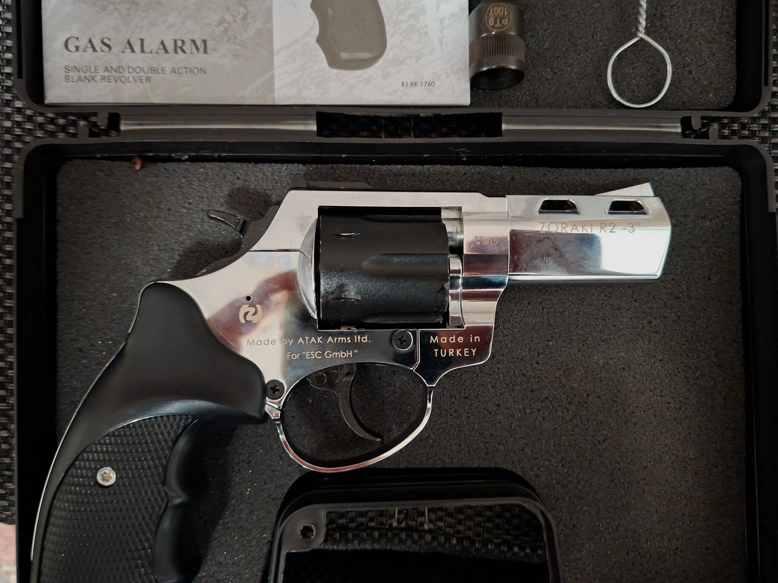 Zoraki R2 3 pulgadas PIEZA ÚNICA.Descripción Querida comunidad de eGun,  está a la venta un Zoraki R2 3" en calibre 9 mm R.K. en una excepcional versión Duo-Tone cromo/negro.  El revólver cuenta con el armazón y cañón cromados, así como un tambor negro y cachas negras. El tambor negro proviene originalmente de otro revólver y fue instalado en este ejemplar. Esto creó esta combinación Duo-Tone muy interesante y visualmente atractiva, que nunca estuvo disponible regularmente en el mercado libre y no corresponde a la versión de serie.  Otro punto visual destacado es el alza pintada de rojo, que le da al revólver un acento individual adicional.  El revólver ha sido disparado por mí muy poco y se encuentra en un estado muy bueno, casi como nuevo. Técnicamente, el revólver está completamente funcional.  Prueba de fuego: CB (2021)     Contenido del envío:  - Zoraki R2 3" – PTB 1007  - Maletín original  - Documentos originales  - Cepillo de limpieza  - Copa de disparo     Una buena oportunidad para coleccionistas y amantes de los revólveres Zoraki que buscan una versión Duo-Tone inusual.     ¡Por favor, presta atención a las condiciones en MyGun!    Homologación de serie para pistolas / revólveres PTB-Nr.:   1007 más información:  Descripción Querida comunidad de eGun,  está a la venta un Zoraki R2 3" en calibre 9 mm R.K. en una excepcional versión Duo-Tone cromo/negro.  El revólver cuenta con el armazón y cañón cromados, así como un tambor negro y cachas negras. El tambor negro proviene originalmente de otro revólver y fue instalado en este ejemplar. Esto creó esta combinación Duo-Tone muy interesante y visualmente atractiva, que nunca estuvo disponible regularmente en el mercado libre y no corresponde a la versión de serie.  Otro punto visual destacado es el alza pintada de rojo, que le da al revólver un acento individual adicional.  El revólver ha sido disparado por mí muy poco y se encuentra en un estado muy bueno, casi como nuevo. Técnicamente, el revólver está completamente funcional.  Prueba de fuego: CB (2021)     Contenido del envío:  - Zoraki R2 3" – PTB 1007  - Maletín original  - Documentos originales  - Cepillo de limpieza  - Copa de disparo     Una buena oportunidad para coleccionistas y amantes de los revólveres Zoraki que buscan una versión Duo-Tone inusual.     ¡Por favor, presta atención a las condiciones en MyGun!    Homologación de serie para pistolas / revólveres PTB-Nr.:   1007 más información: