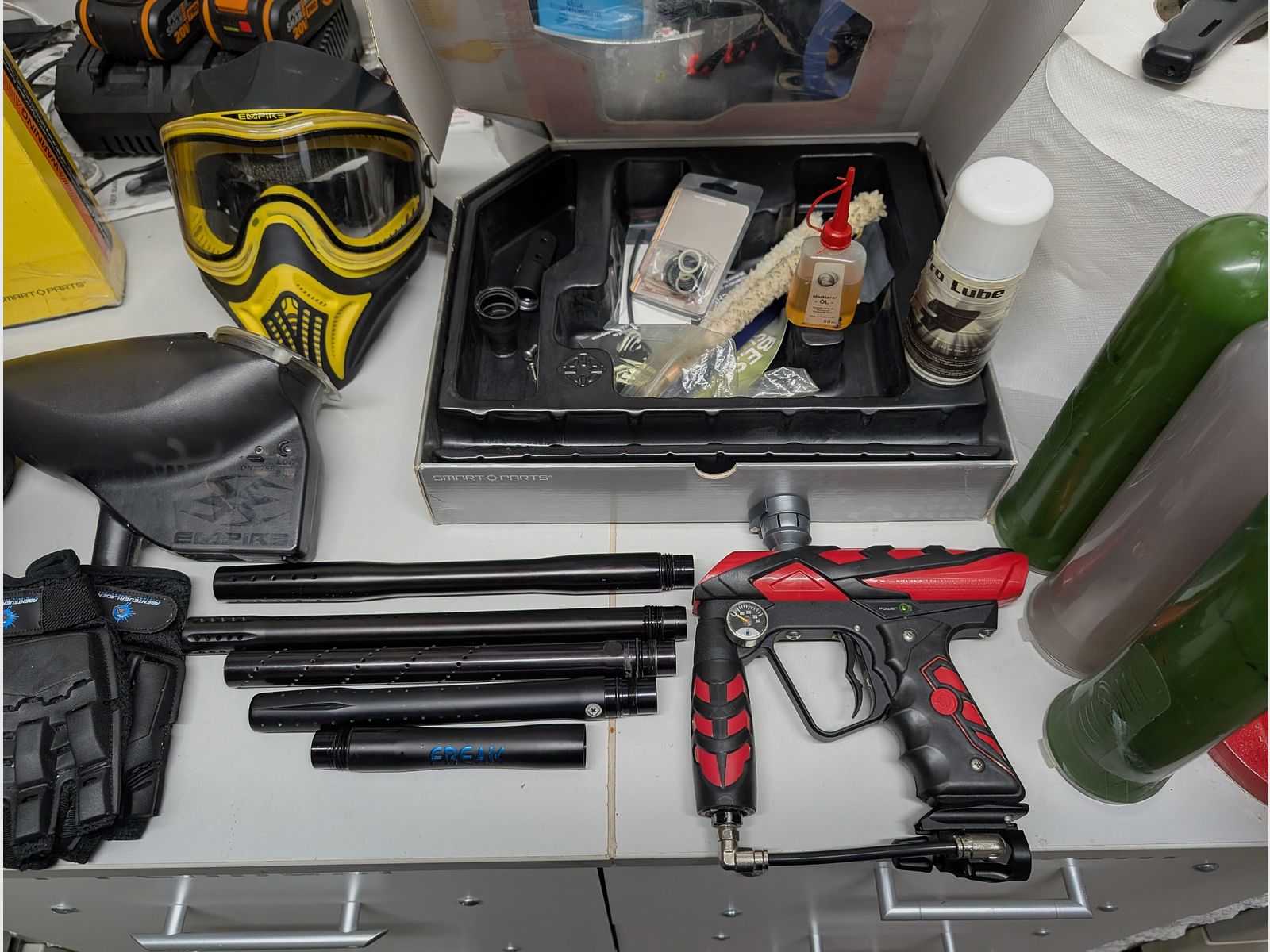 Équipement complet de paintball y compris le marqueur