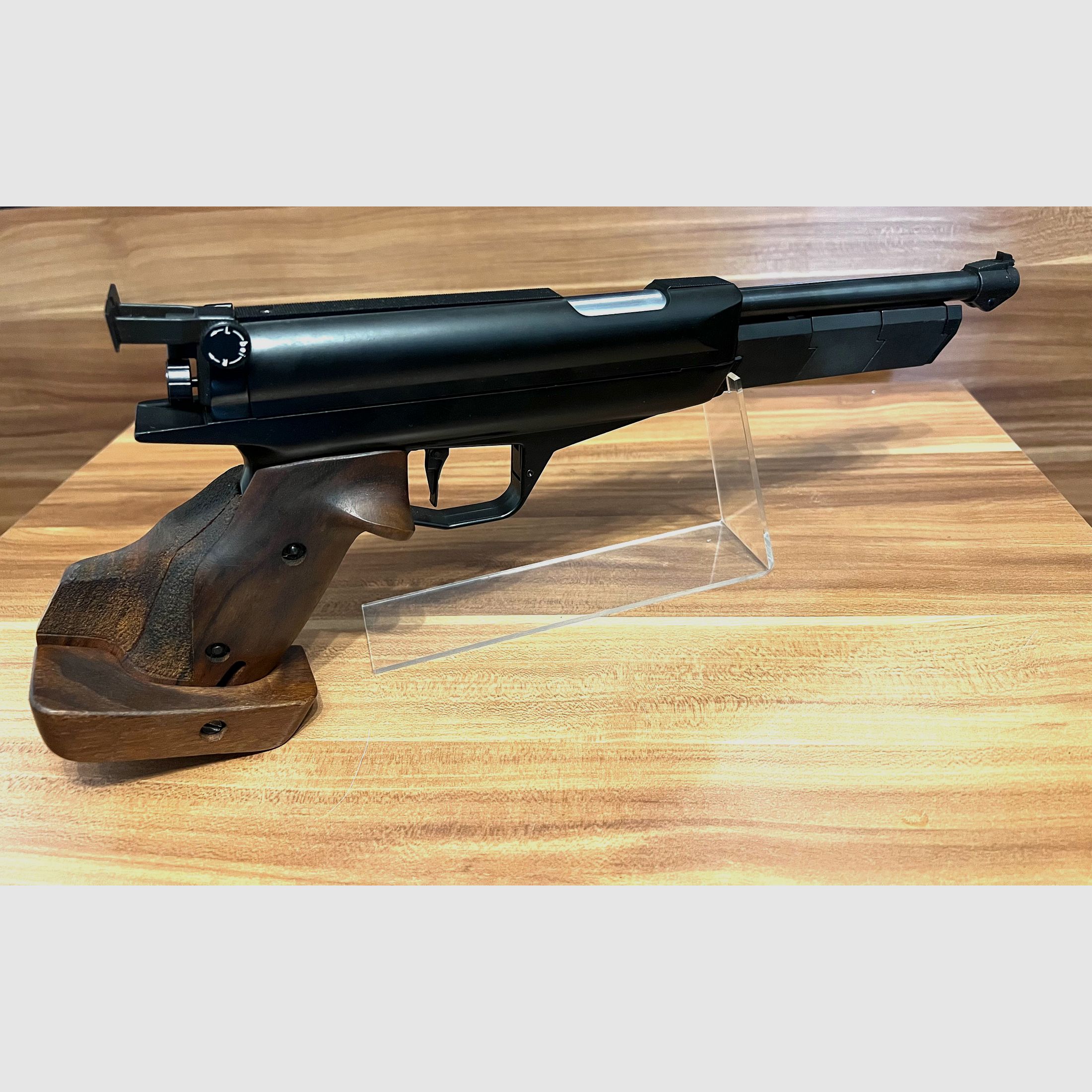 Match Luftpistole od Feinwerkbau, model 80.