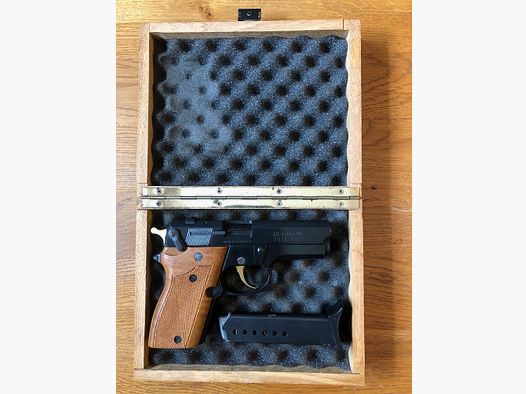 ME 9 collector's pistol anniversary model in wooden case