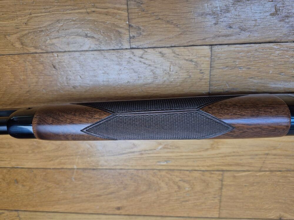 Splendide « carabine » Winchester 1892 – Version « rifle » / fusil à canon octogonal – Rare modèle Take down – Cal .44-40 en 10+1 coups – Finitions Miroku Japon – Série limitée 2 x 251 exemplaires- Beaux bois en noyer grade V ou VI – Boite d&rsquo;origine avec documents et cadenas – N&rsquo;a jamais tiré – Arme Neuve – TBE++++, image 14 sur 39