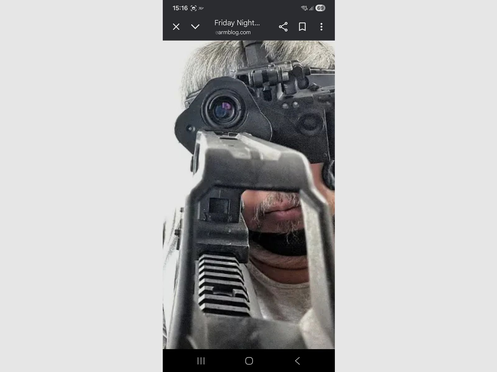 Nachtsichtgerät Restlichtverstärker mit Helm-Montage und Tragekappe, also zum Tragen ohne Helm