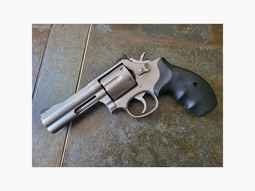 Der Klassiker: wunderschöner Revolver Smith&Wesson S&amp;W 586 .357Mag 4 Zoll Fangschuss und Wettkampf