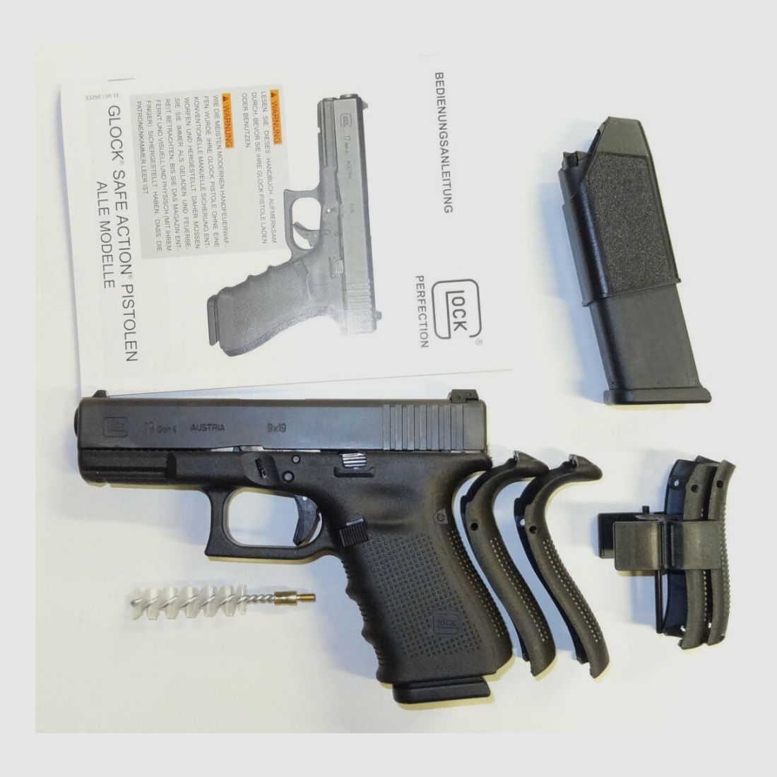 Glock pistol Glock 19 Gen4 in caliber 9mm Para (9x19) including accessories