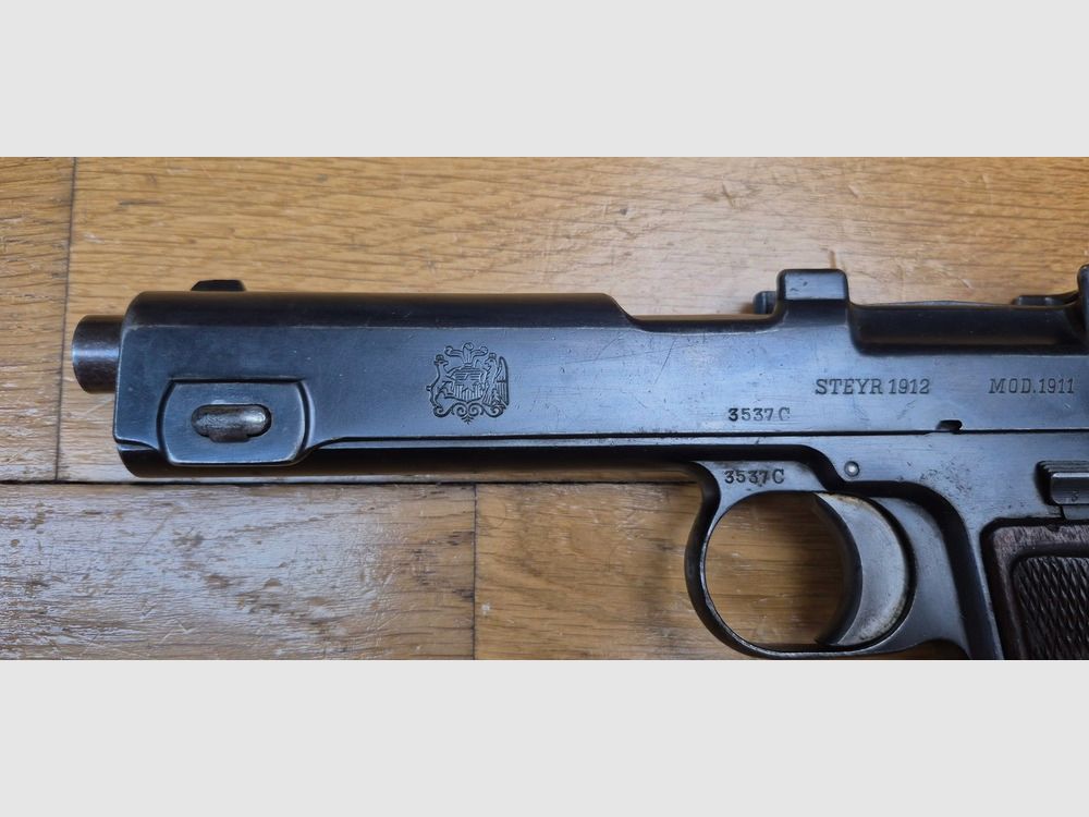 Zeer mooie Steyr Hahn 1911/1912 Pistol – Een van de beste van de Eerste Wereldoorlog – Kal. 9mm Steyr – Chileens wapen uit 1912 – Volledig enkelvoudig serienummer tot en met de magazijnvoet inbegrepen – Wapen van Oostenrijks-Hongaarse aristocraten dat de magie van Oost-Europa uitstraalt – TBE ++!, afbeelding 1 van 25