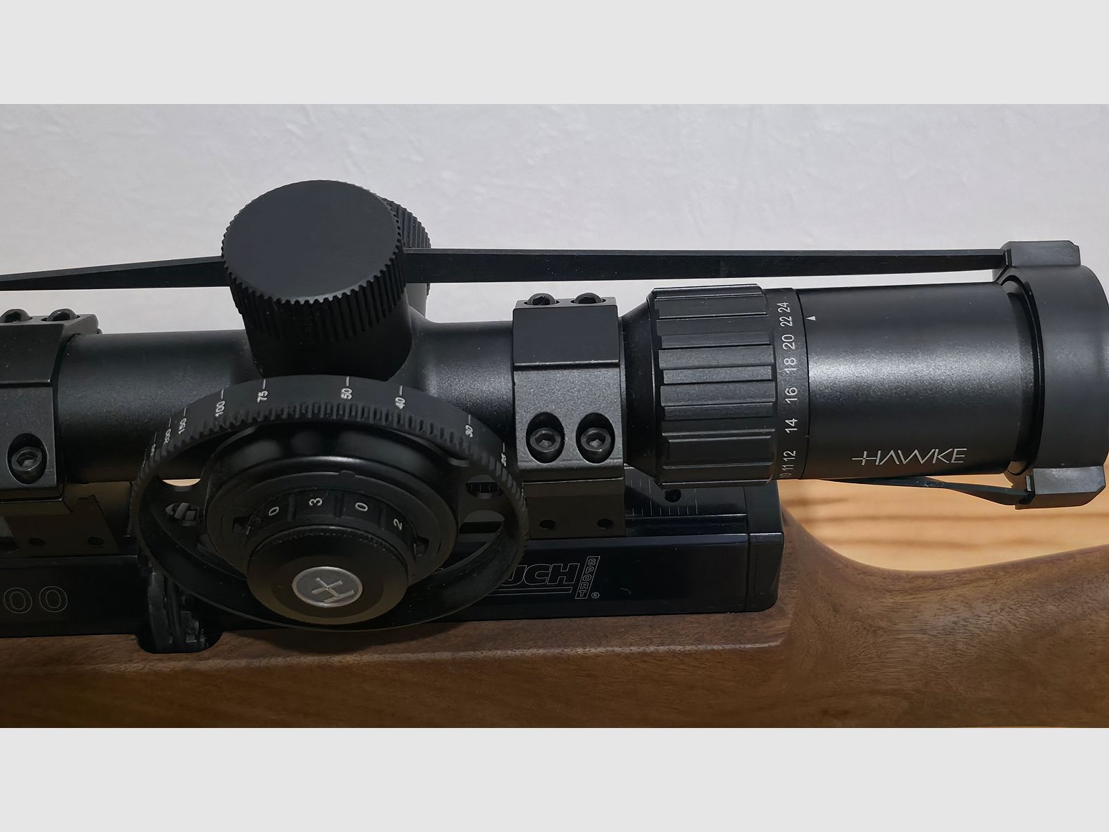 Weihrauch HW 100 T 4,5mm met demper en Hawke richtkijker 6-24x50 Compact