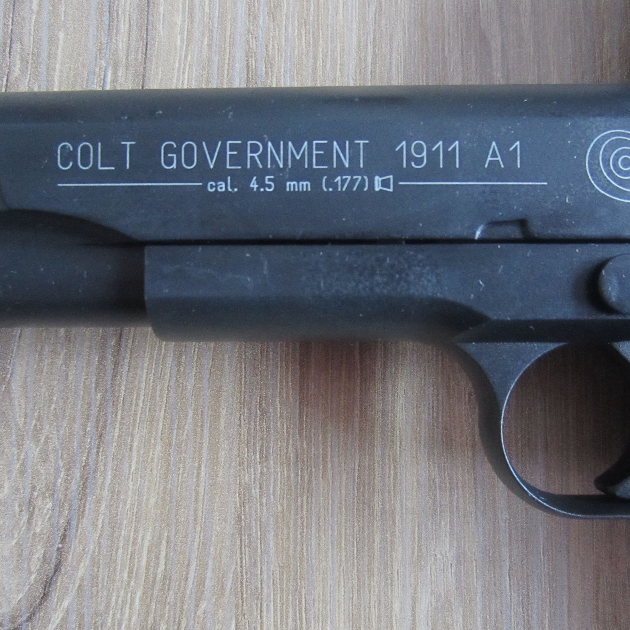 Colt 1911 A1 Commemorative Co 2 Pistolet 4,5mm BB z Red Dot