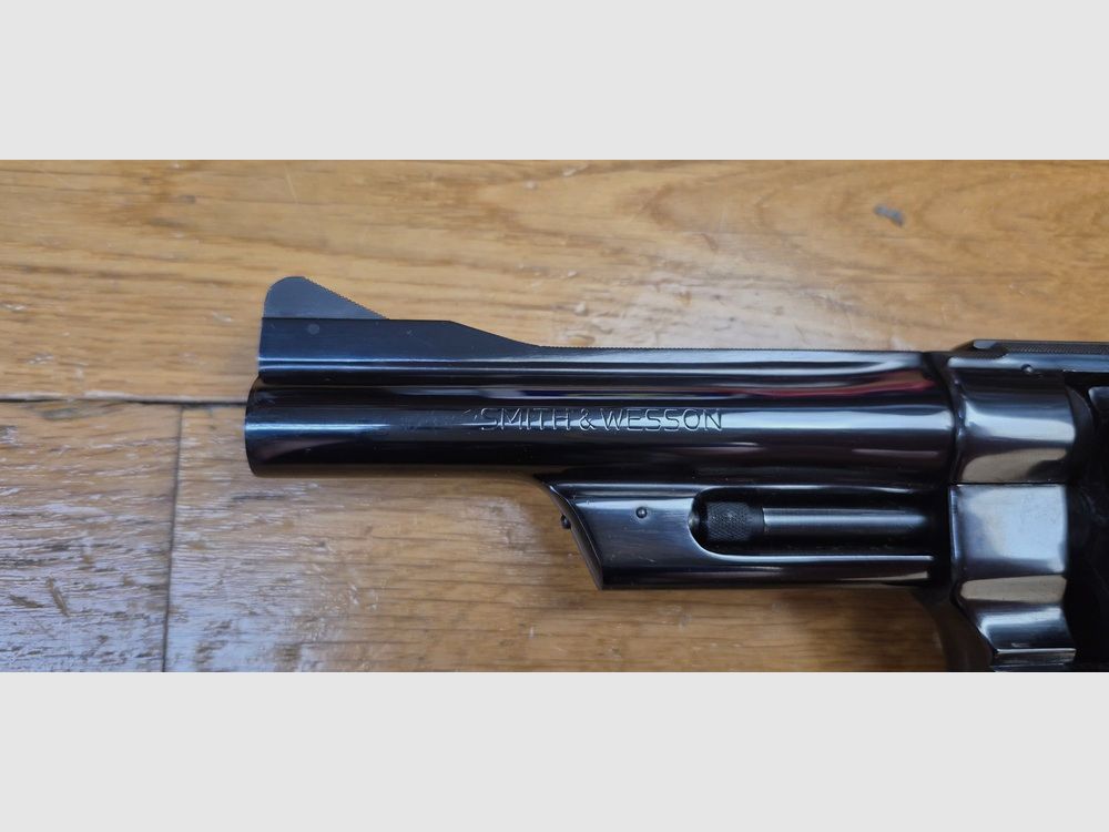 Mythischer Revolver Smith&Wesson Modell 27-2 – Kal. .357Mag – Waffe aus 1976/77 – Qualität und Mechanik, die heute nicht mehr zu finden sind – Revolver des FBI und der Polizei – Lauf von 5 Zoll, gerippt – Wunderschöne glänzende schwarze Brünierung – Ausnahmewaffe für Ausnahme-Schützen – TBE++ Quasi neu!, Bild 24 von 24