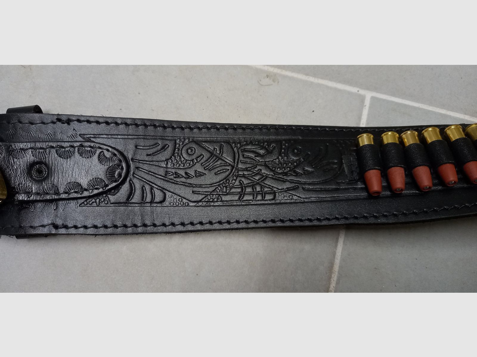 Sehr schöner langer Leder Westerngürtel mit Halfter 
