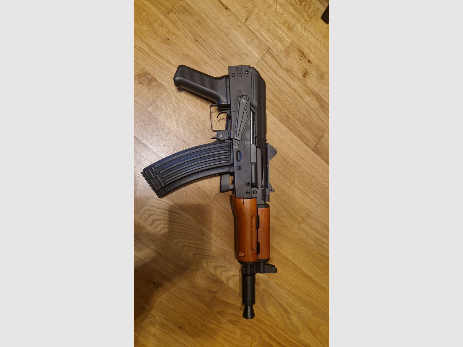 APS AKS-74U Vollmetall Echtholz BlowBack S-AEG 6mm BB schwarz