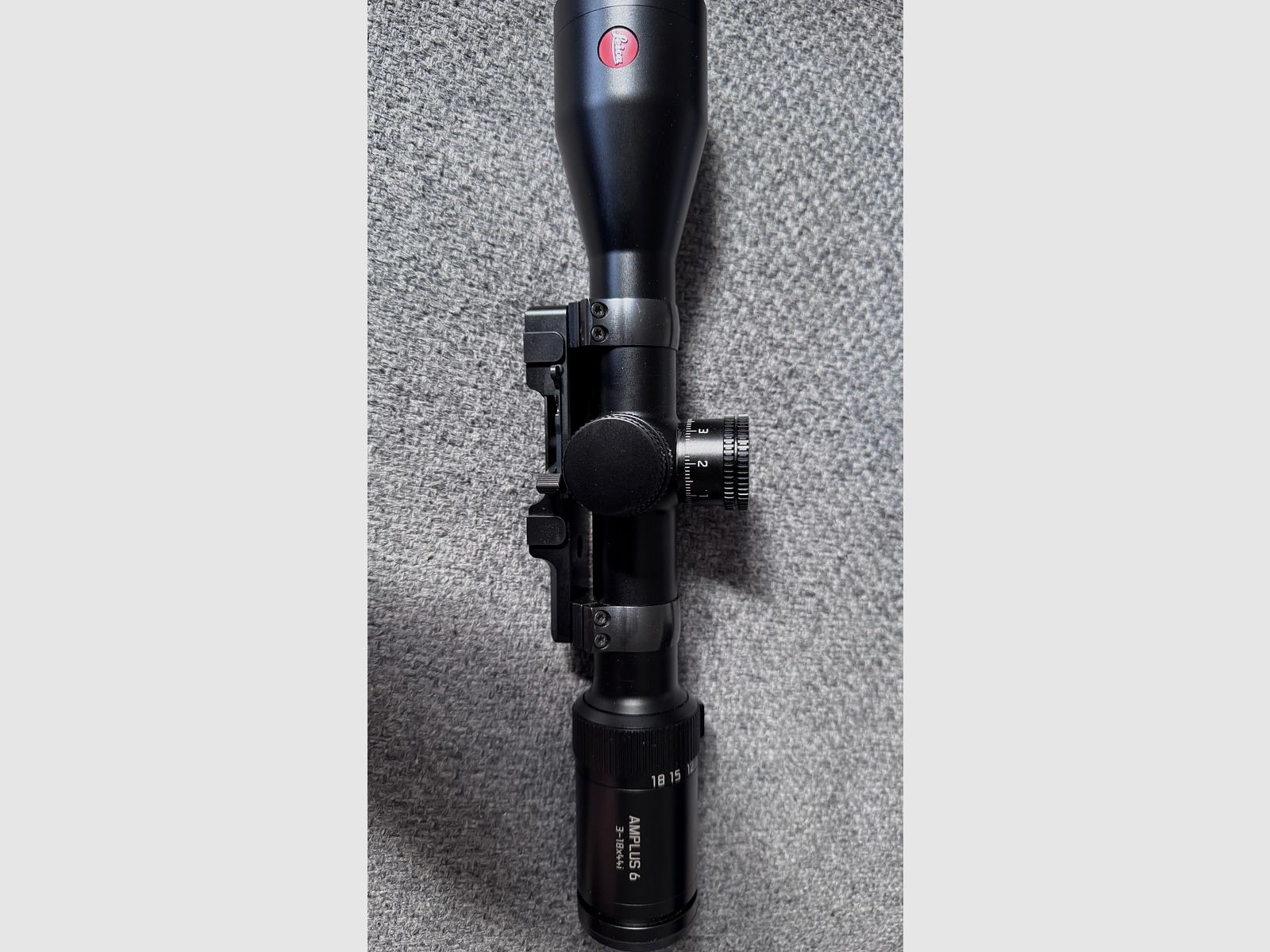 Leica Amplus 3-18x42 con aspecto de caza