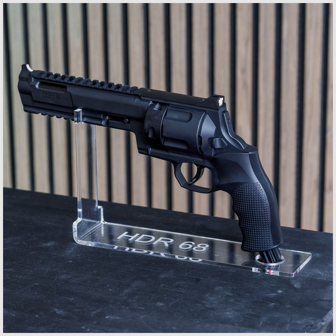 PLEXIGLAS® Tischständer für HDR68 | stilvolles Design mit gelasertem Homedefence-Logo