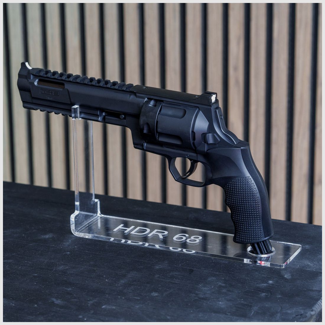 PLEXIGLAS® tafelstandaard voor HDR68 | stijlvol ontwerp met lasergegraveerd Homedefence-logo