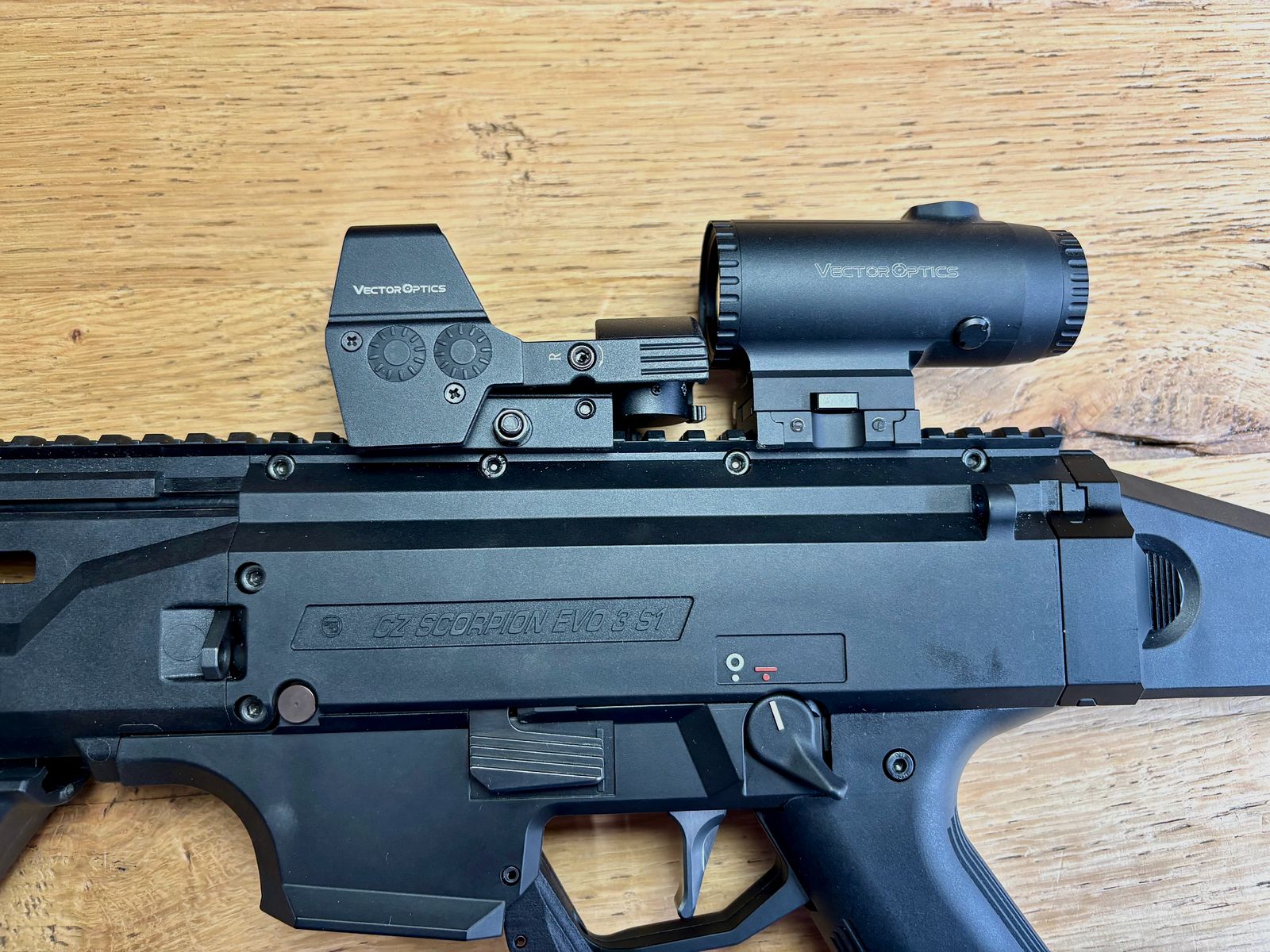 Selbstladebüchse CZ Scorpion Evo 3 S1 Carbine Sportabzug, Schubschaft klappbar,  Kompensator – Kaliber 9 mm Luger inkl. Red Dot u 5fach Magnifier