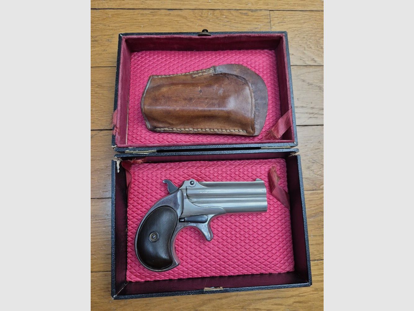 Iconique pistolet double Derringer Remington M95 – Cal. 41RF – Type II – Finition nickelée – Excellent état mécanique – Canons très beaux – Éjection parfaite – Plaquettes ébonite en très bon état – 80.000 exemplaires – Étui de ceinture ! – Un « joker » dans la manche d&rsquo;un As en excellent état – TBE++, image 1 sur 22