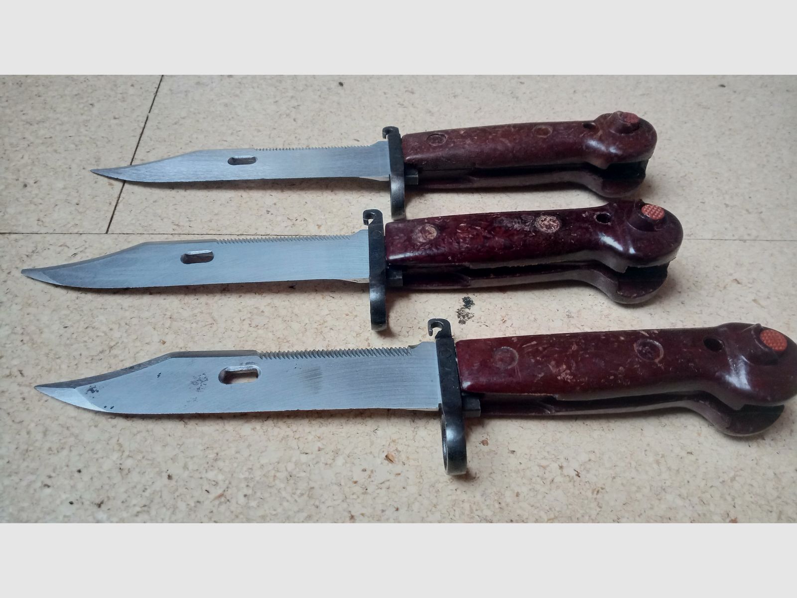 3 Rumänische 6h3 (6x3) AK Bajonette komplett inkl. Gummi Isolator und Leder Frosch  // AKM Bakelit Vintage