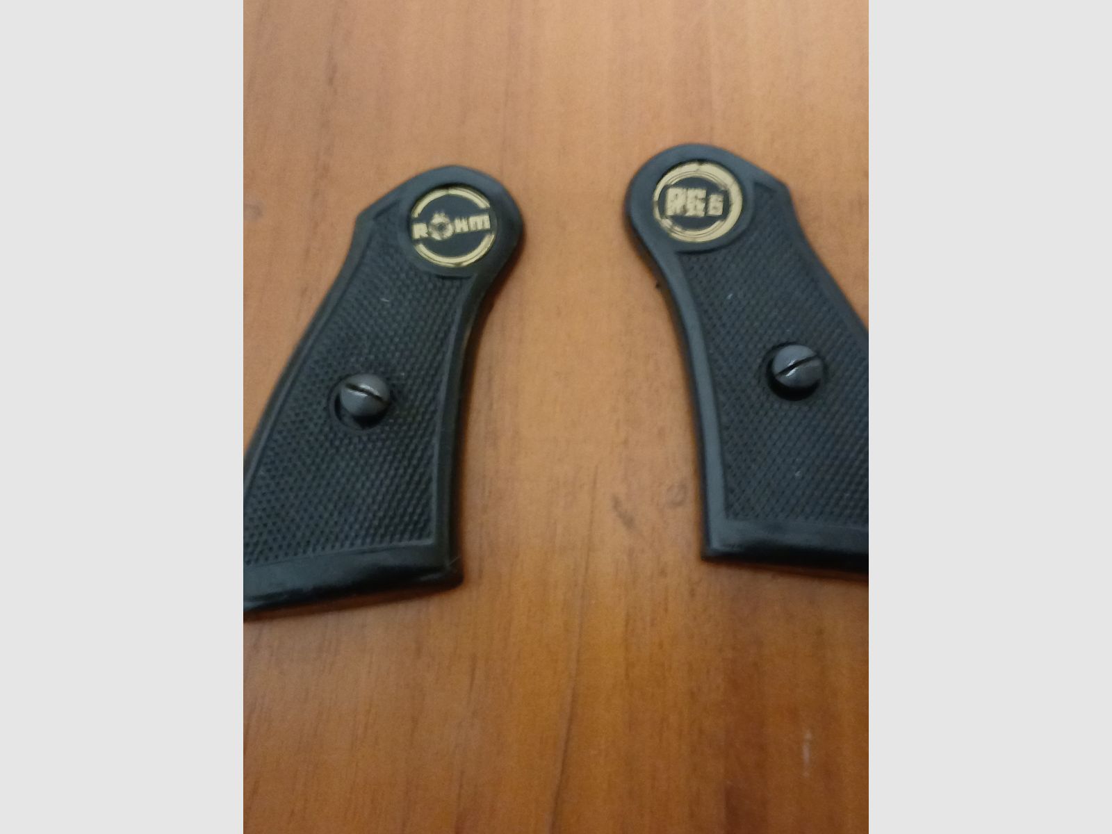 Röhm RG 6 Gasrevolver handgrepen