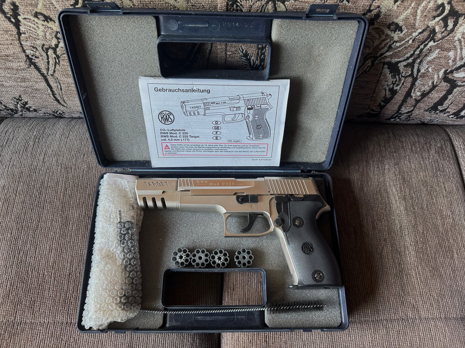 RWS Mod. C225 Target Co2 met 5 magazines (dichting moet nieuw!)
