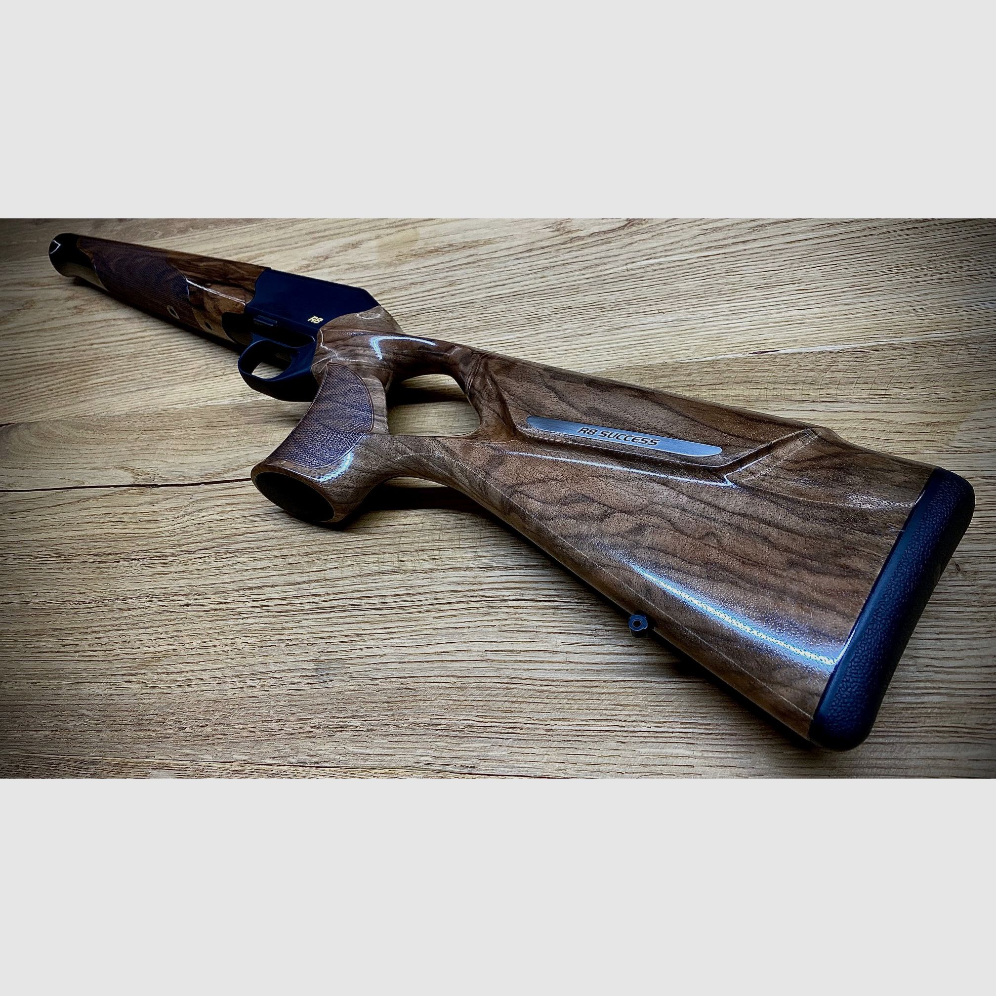 Blaser R8 Success Schäftung / Holzklasse 4 / R8 Logo in Gelb / top Holz absolute Gelegenheit